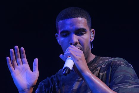 Drake_performs.jpg